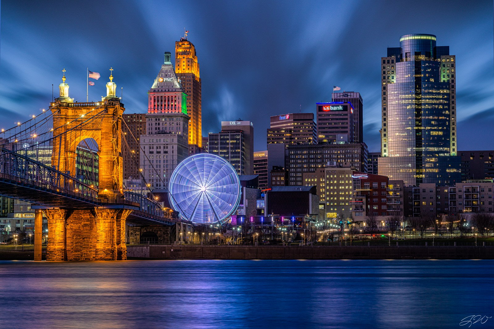 cincinnati-ohio-skyline-at-night